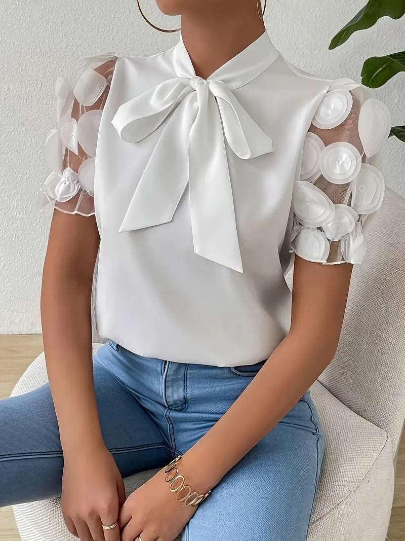 Mode Outlet | Elegante Blouse met Strikdetail & Netstof Mouwen