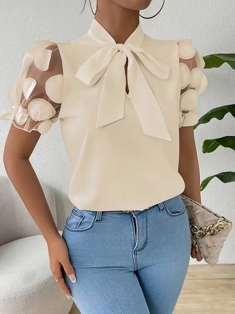 Mode Outlet | Elegante Blouse met Strikdetail & Netstof Mouwen