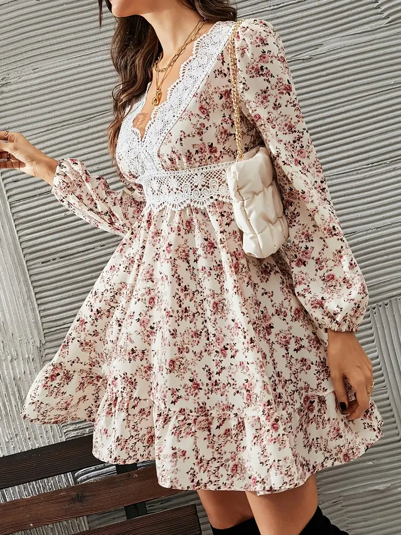 Mode Outlet | Boho Bloemenjurk met Diepe V-Hals – Vrouwelijk & Elegant