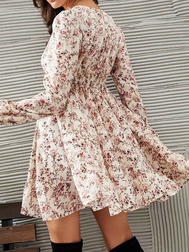 Mode Outlet | Boho Bloemenjurk met Diepe V-Hals – Vrouwelijk & Elegant