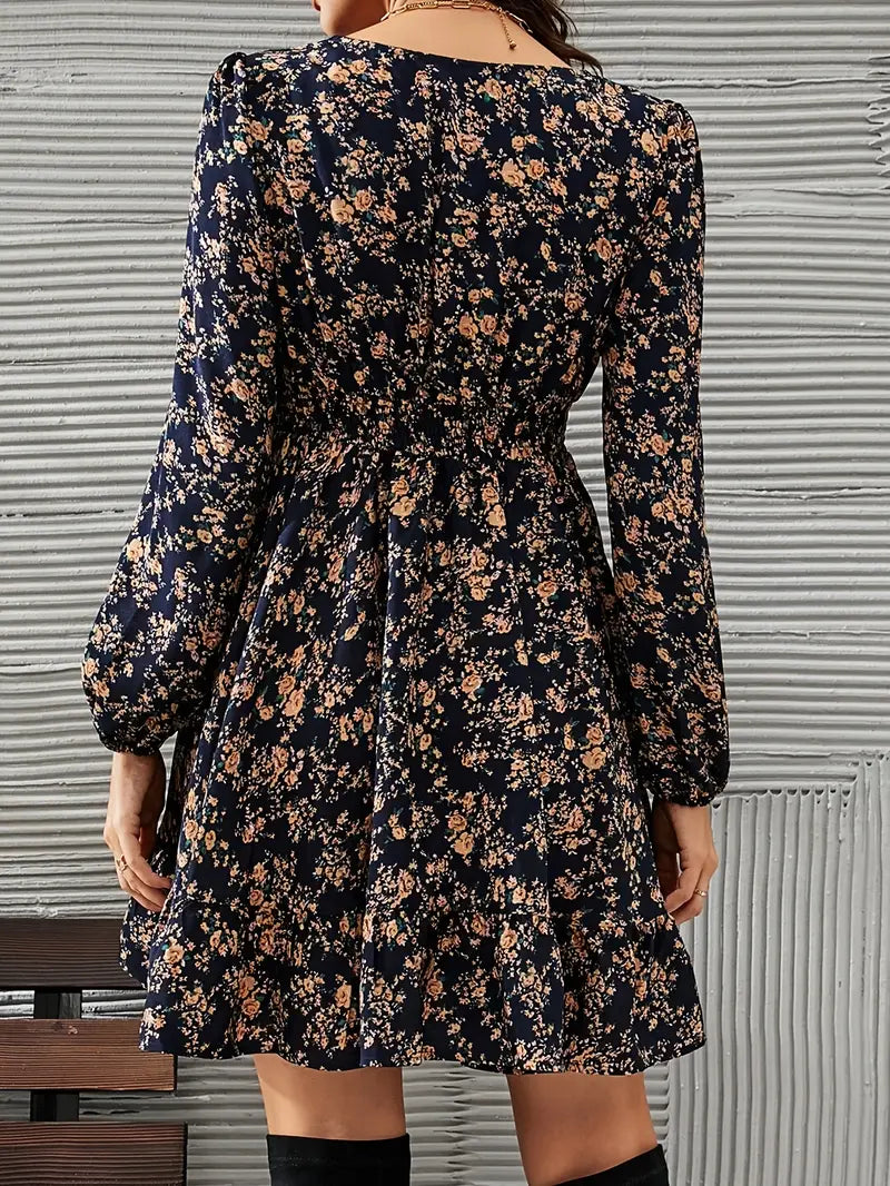 Mode Outlet | Boho Bloemenjurk met Diepe V-Hals – Vrouwelijk & Elegant