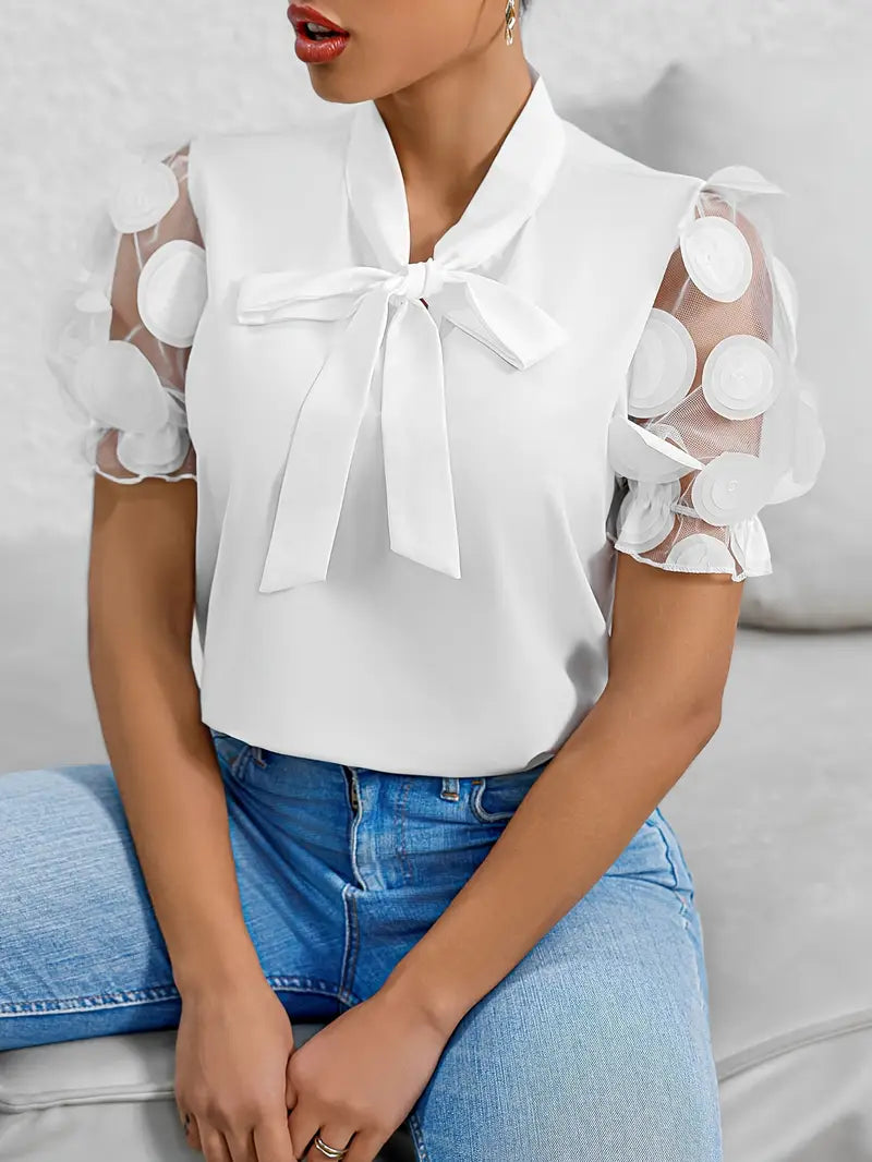 Mode Outlet | Elegante Blouse met Strikdetail & Netstof Mouwen