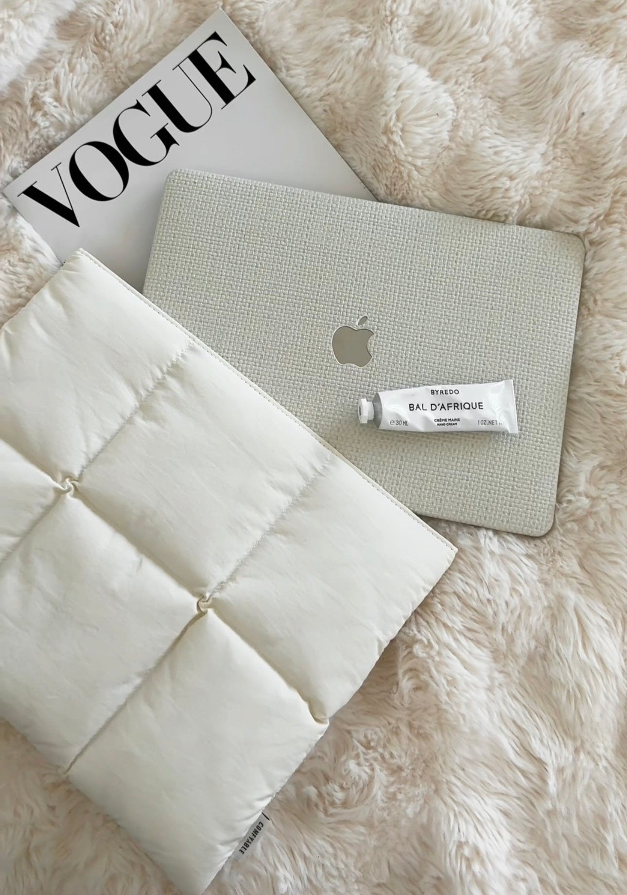 Cloudy Puffer Laptophoes β Stijlvol, Zacht & Beschermend βοΈπ»