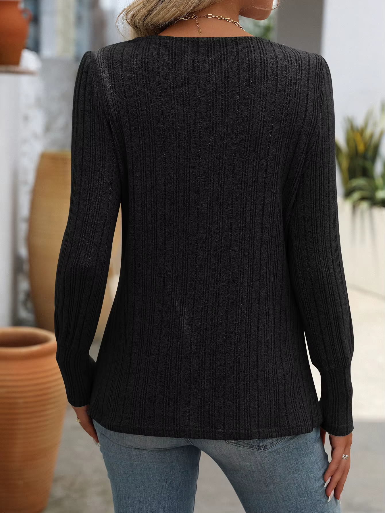 LINA | Geribbelde Top met Knoopdetails – Elegant & Comfortabel