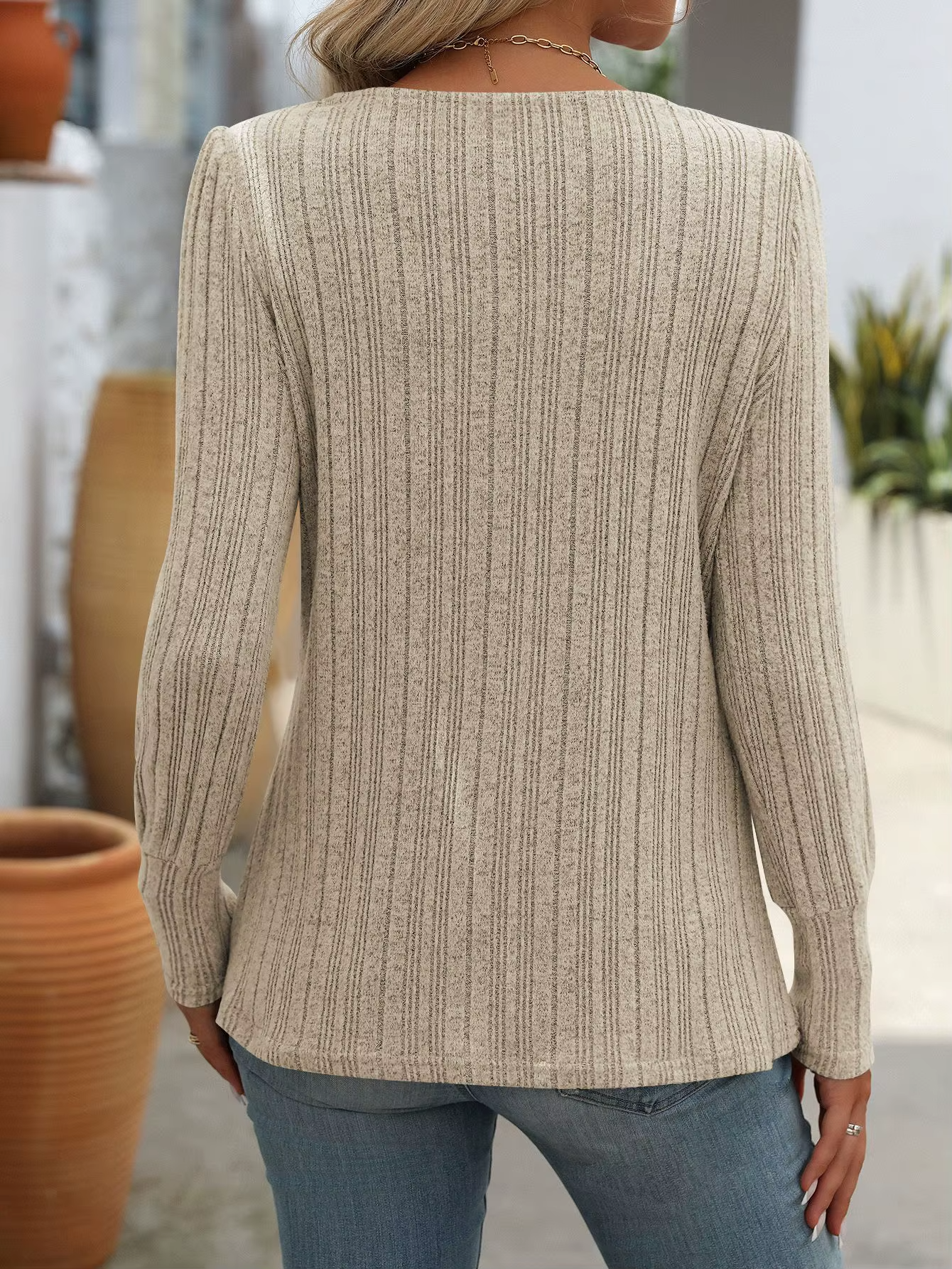 LINA | Geribbelde Top met Knoopdetails – Elegant & Comfortabel