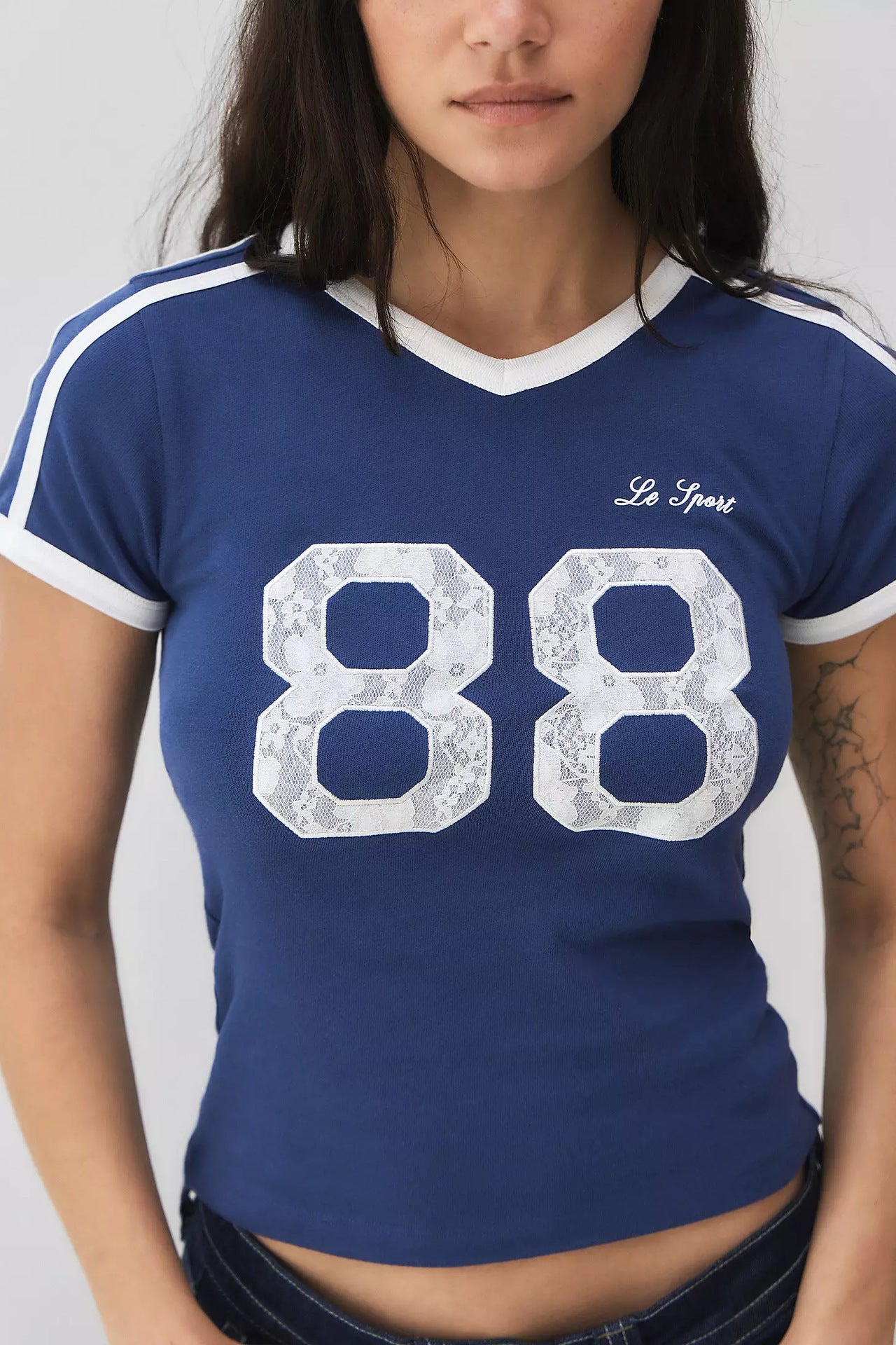 De Mode Outlet | Dames Sport T-shirt met Kantdetail & Korte Mouwen