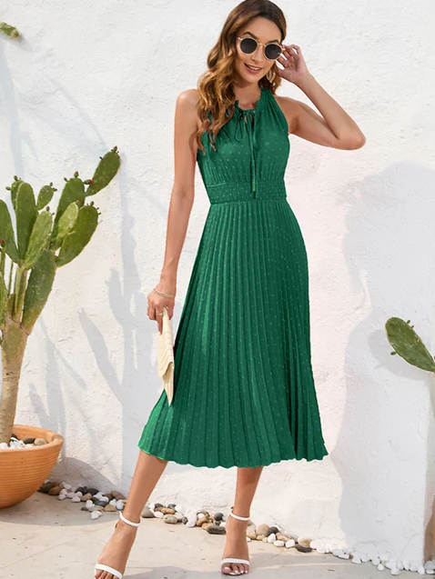 Mode Outlet | Zwarte Halterjurk met Plissé – Elegant & Tijdloos