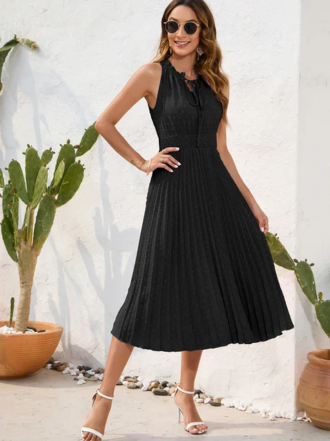 Mode Outlet | Zwarte Halterjurk met Plissé – Elegant & Tijdloos