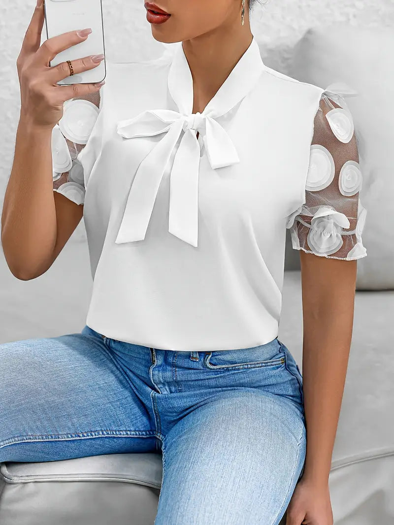 Mode Outlet | Elegante Blouse met Strikdetail & Netstof Mouwen