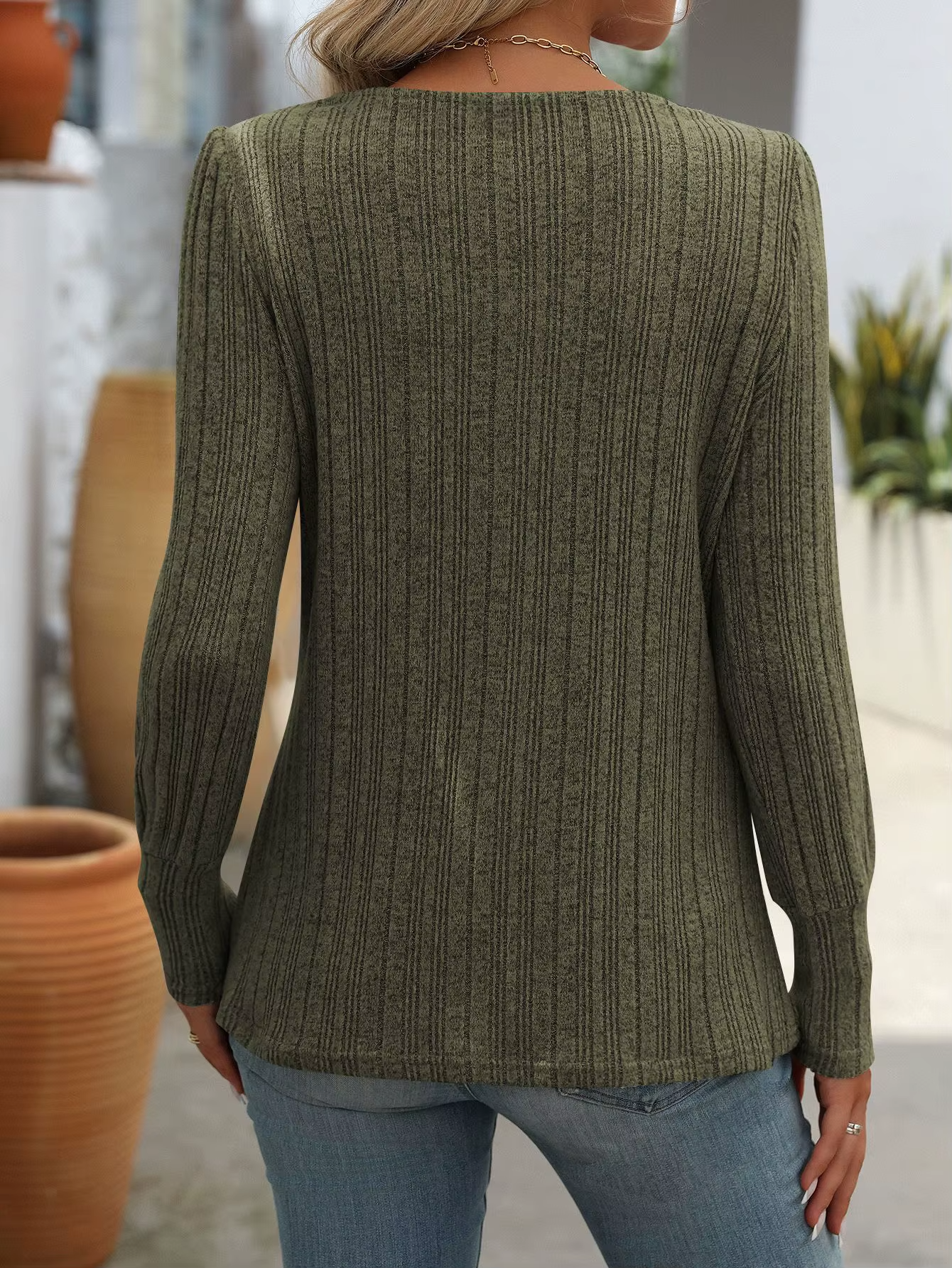 LINA | Geribbelde Top met Knoopdetails – Elegant & Comfortabel