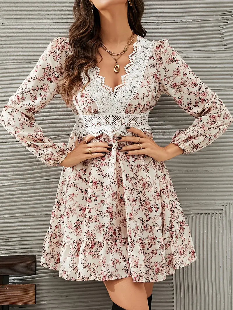 Mode Outlet | Boho Bloemenjurk met Diepe V-Hals – Vrouwelijk & Elegant