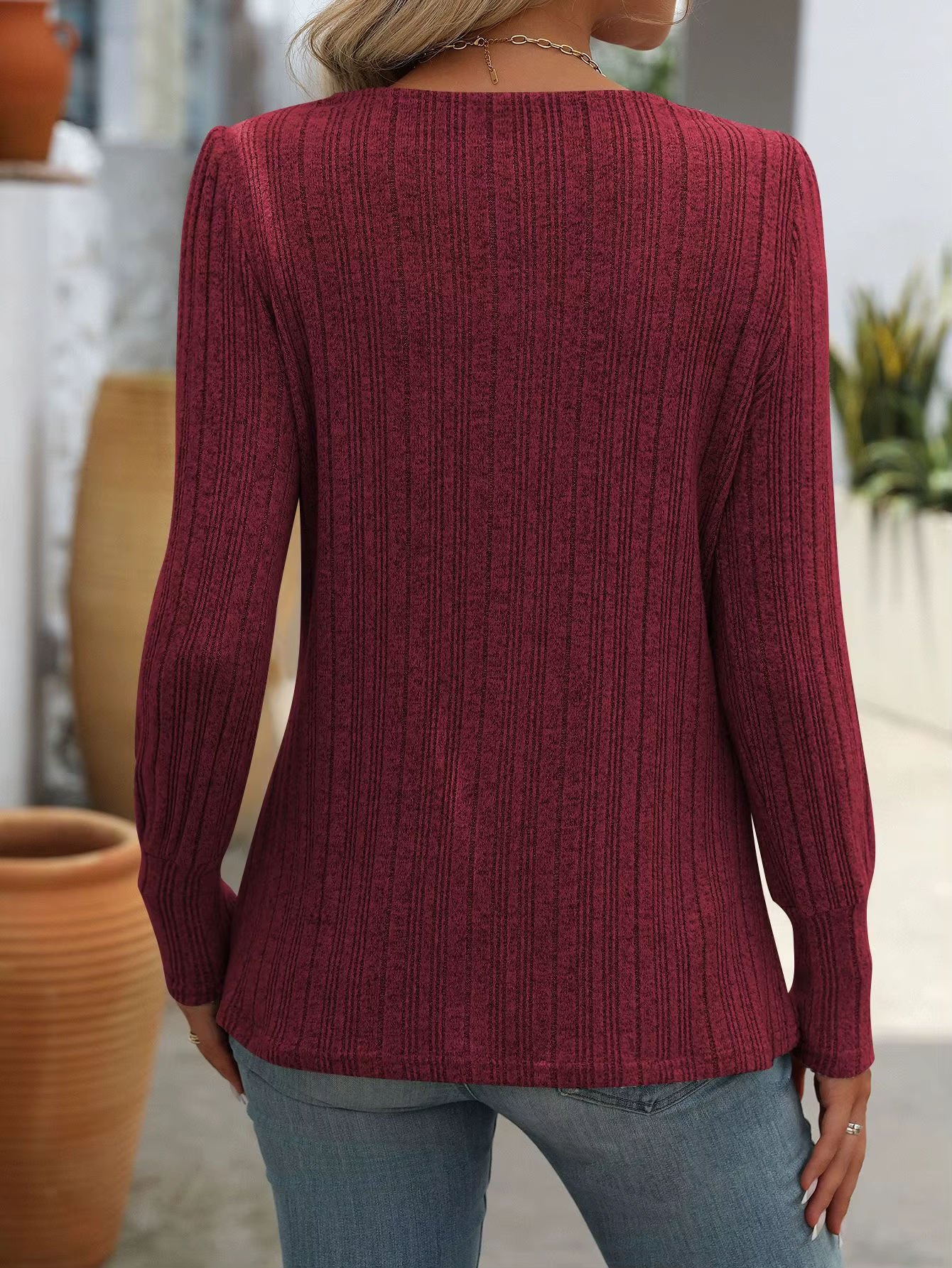LINA | Geribbelde Top met Knoopdetails – Elegant & Comfortabel