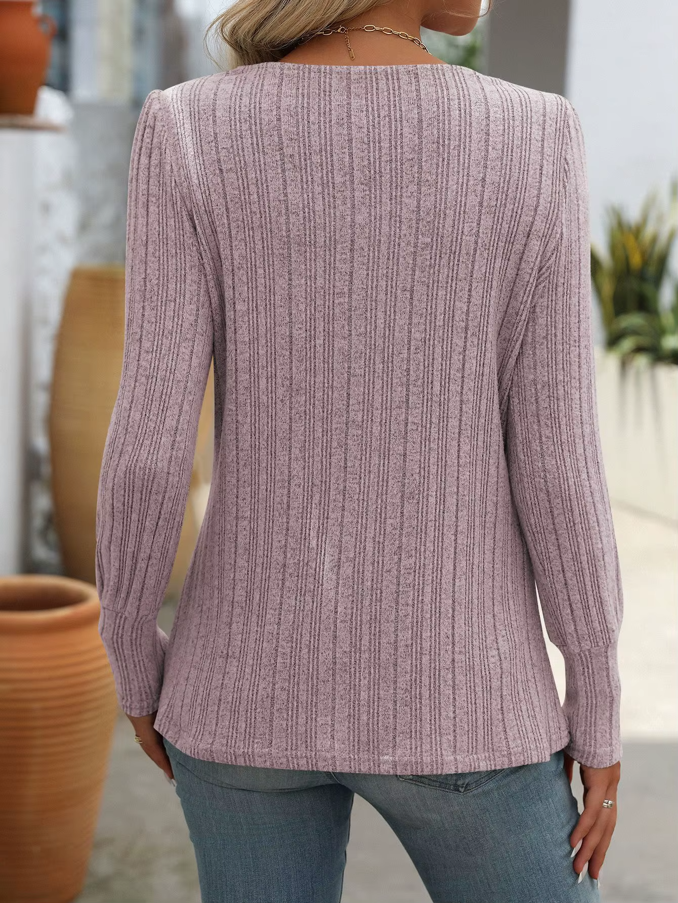 LINA | Geribbelde Top met Knoopdetails – Elegant & Comfortabel