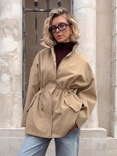 Dames Trenchcoat Kort – Met Tailleband en Hoge Kraag