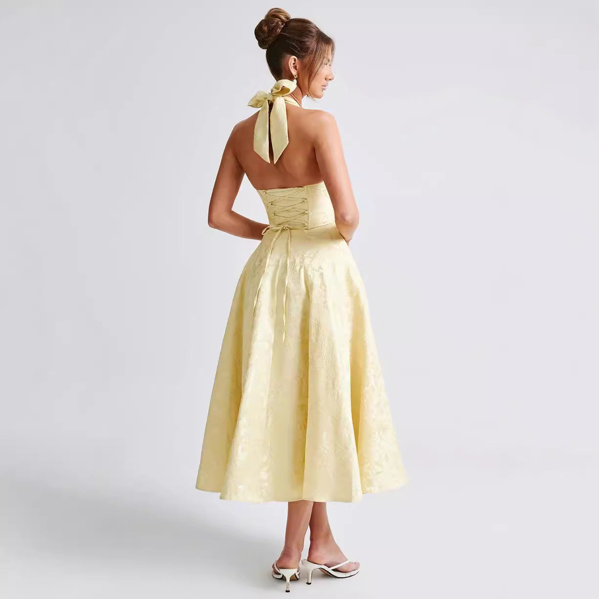 De Mode Outlet | Elegante Lange Jurk met Diepe V-Hals en Bloemdetails