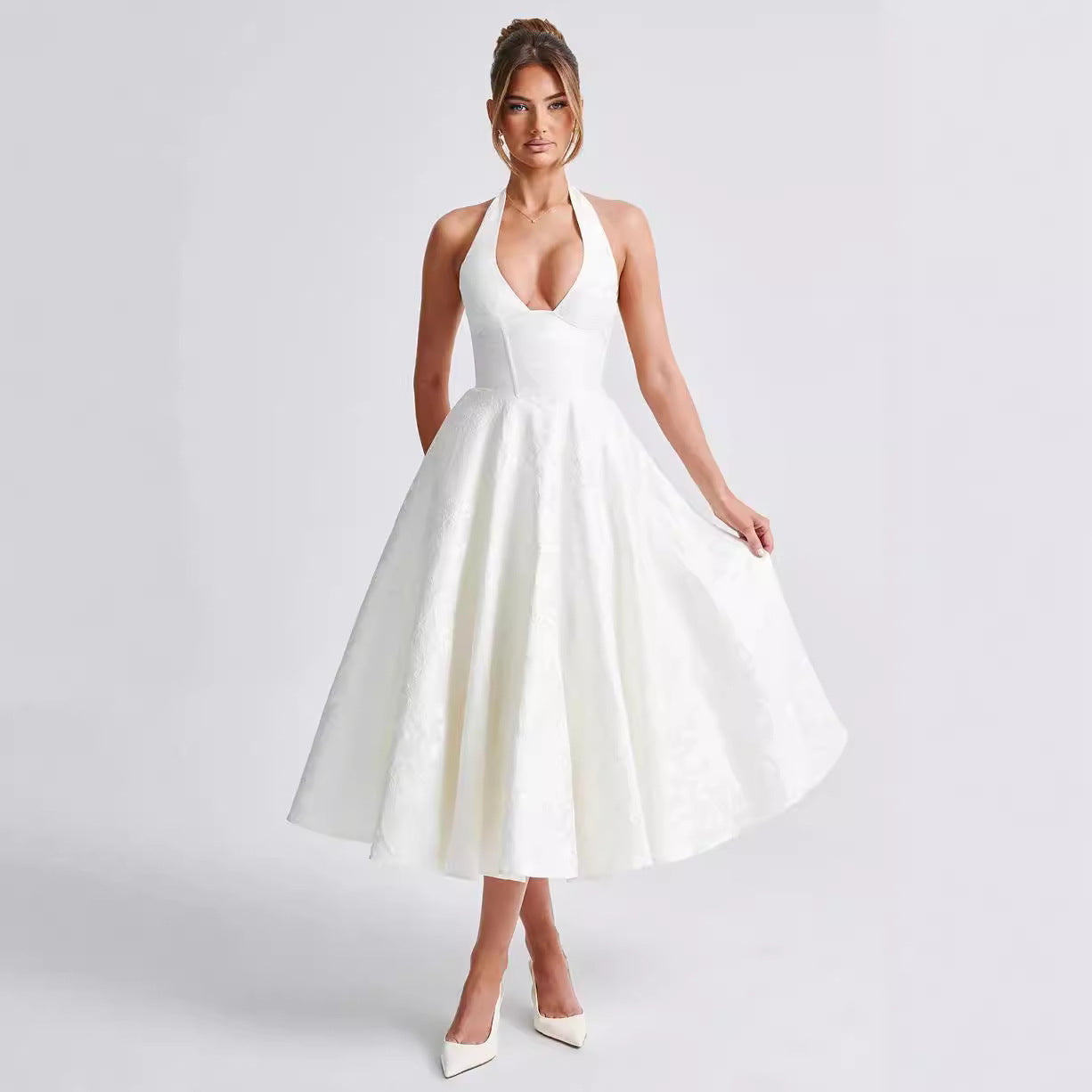 De Mode Outlet | Elegante Lange Jurk met Diepe V-Hals en Bloemdetails