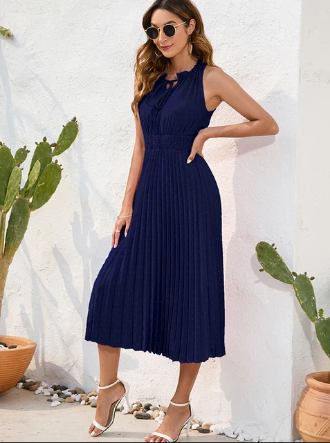 Mode Outlet | Zwarte Halterjurk met Plissé – Elegant & Tijdloos
