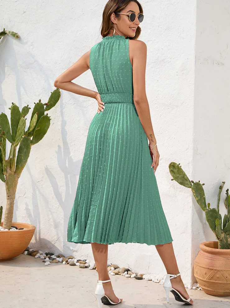 Mode Outlet | Zwarte Halterjurk met Plissé – Elegant & Tijdloos