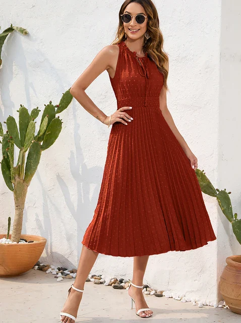 Mode Outlet | Zwarte Halterjurk met Plissé – Elegant & Tijdloos