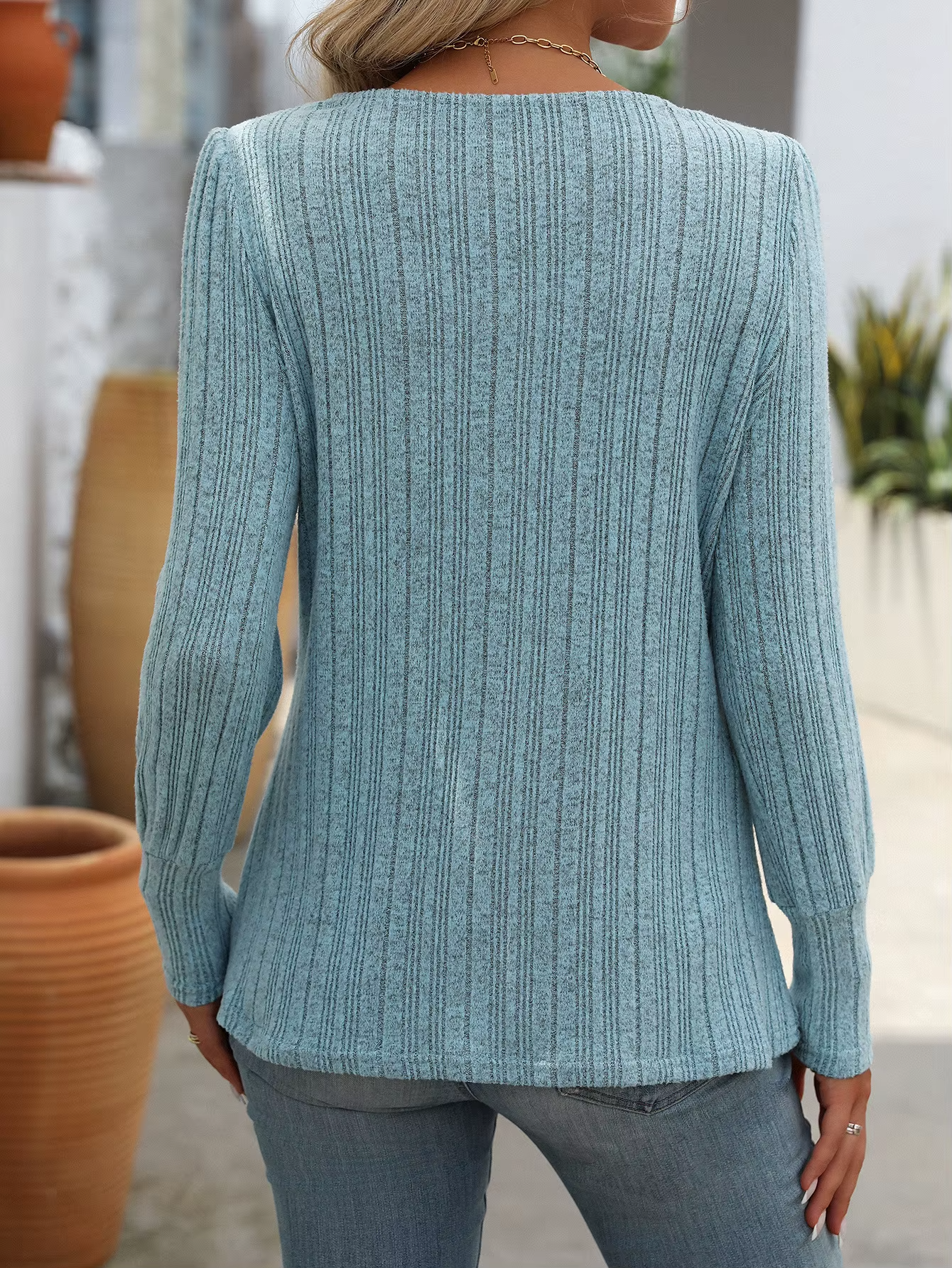 LINA | Geribbelde Top met Knoopdetails – Elegant & Comfortabel